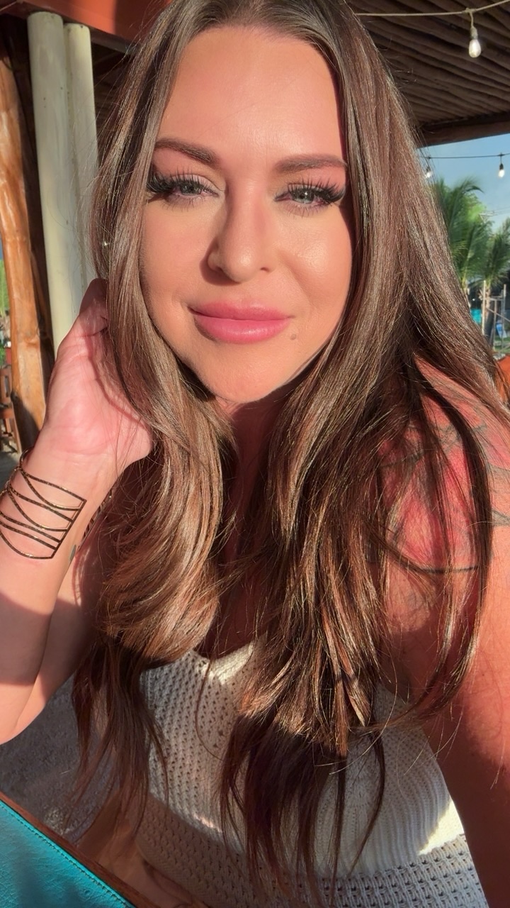 Holly’s original close-up selfie, with her hand resting beside her hair